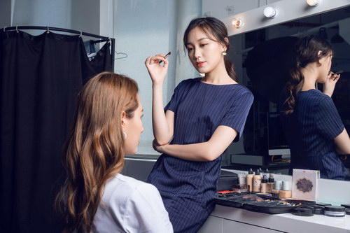 广州学化妆师需要多少钱，如何选择化妆师的培训学校？