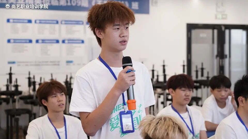 尚艺学院2025新生座谈会：以心相谈，共赴成长，尚艺美发职业培训学院