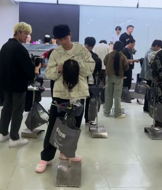 学美发一技之长,广州尚艺美发培训学校新校区怎么样,住宿饭堂方便学员,有就业推荐,烫染剪发多课程选择