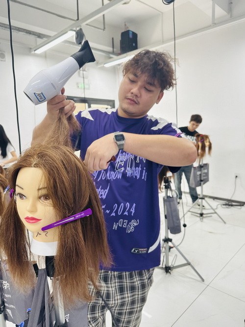 18岁学剪发多久能上手，18岁学美发前景怎么样