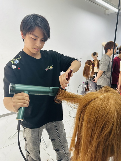 18岁学剪发多久能上手，18岁学美发前景怎么样