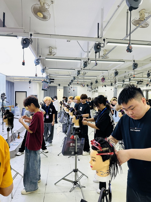 30岁学美发晚不晚，40岁转行学美发靠谱吗