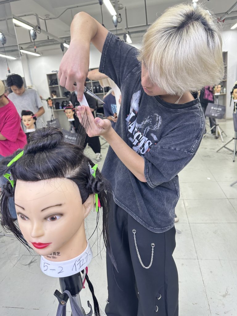 尚艺美发培训学校魔鬼烫染训练营是学什么的，助力小工快速成长为合格中工 / 烫染师