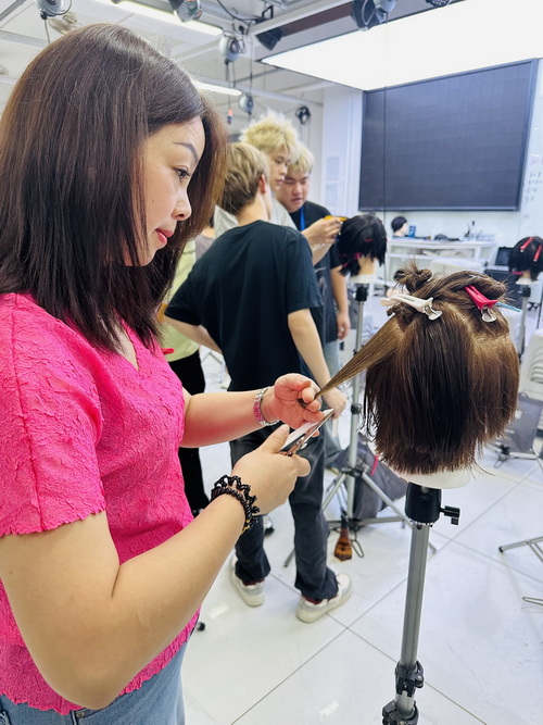 30岁学美发晚不晚，40岁转行学美发靠谱吗